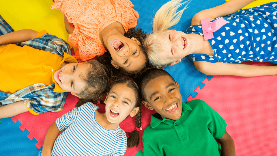  Des enfants qui sourire